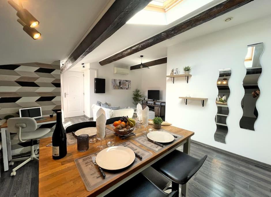 Charme Urbain Sous Les Toits-Terrasse/Clim/Parking Apartamento Béziers Exterior foto