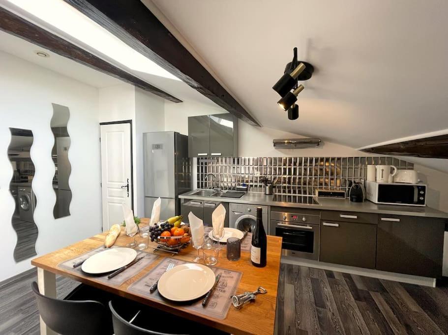 Charme Urbain Sous Les Toits-Terrasse/Clim/Parking Apartamento Béziers Exterior foto