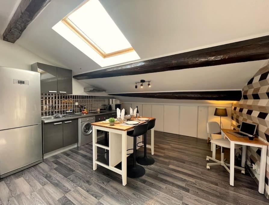 Charme Urbain Sous Les Toits-Terrasse/Clim/Parking Apartamento Béziers Exterior foto